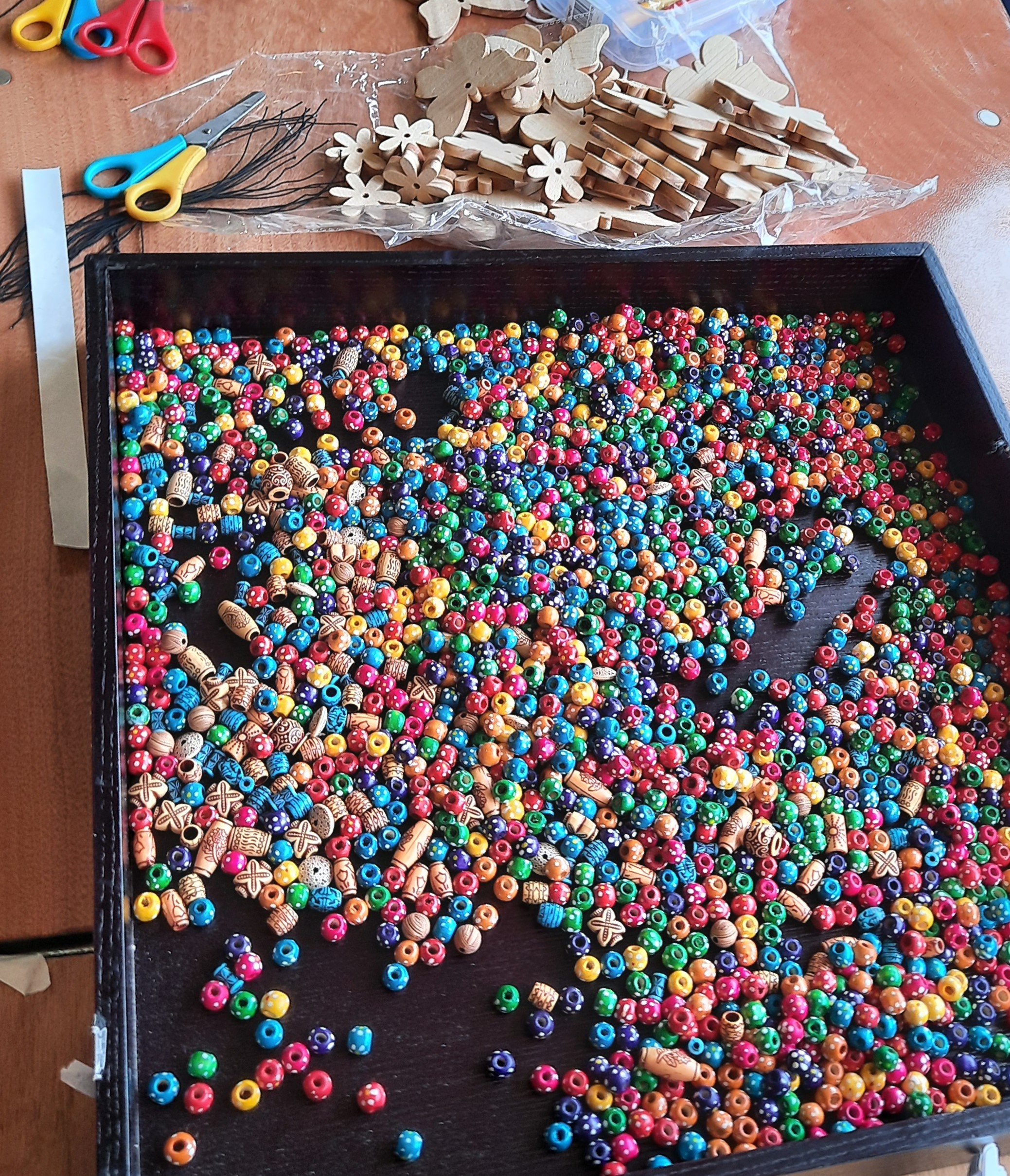 Gleiniau lliw gyda llinyn glöynnod byw pren